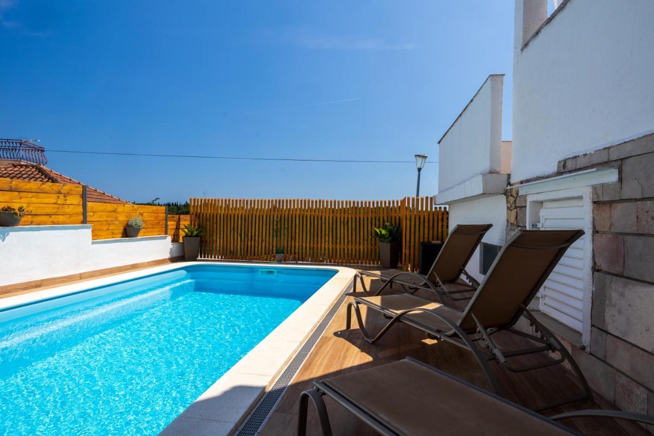 Villa Oasis With Private Pool มิลนา ภายนอก รูปภาพ